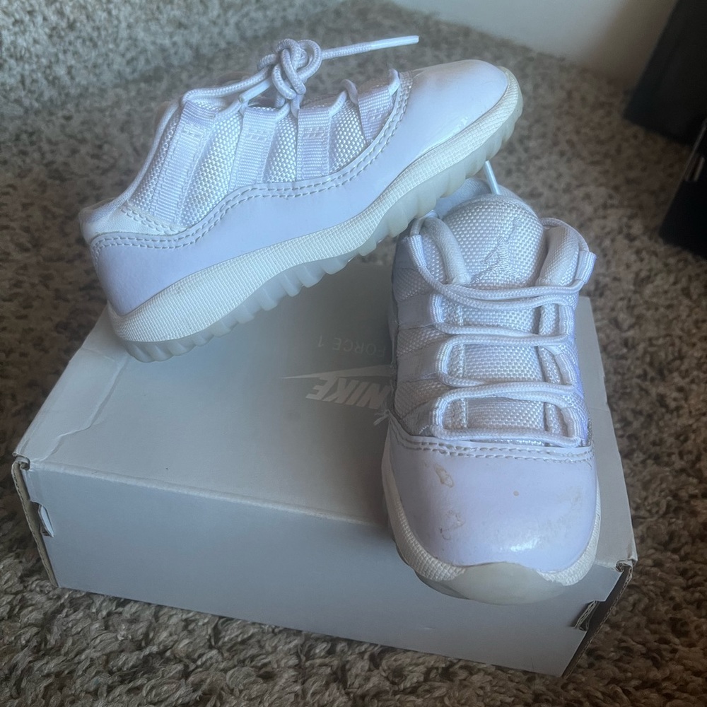Air Jordan 11 Retro Low ‘White Pure Violet’ 8c